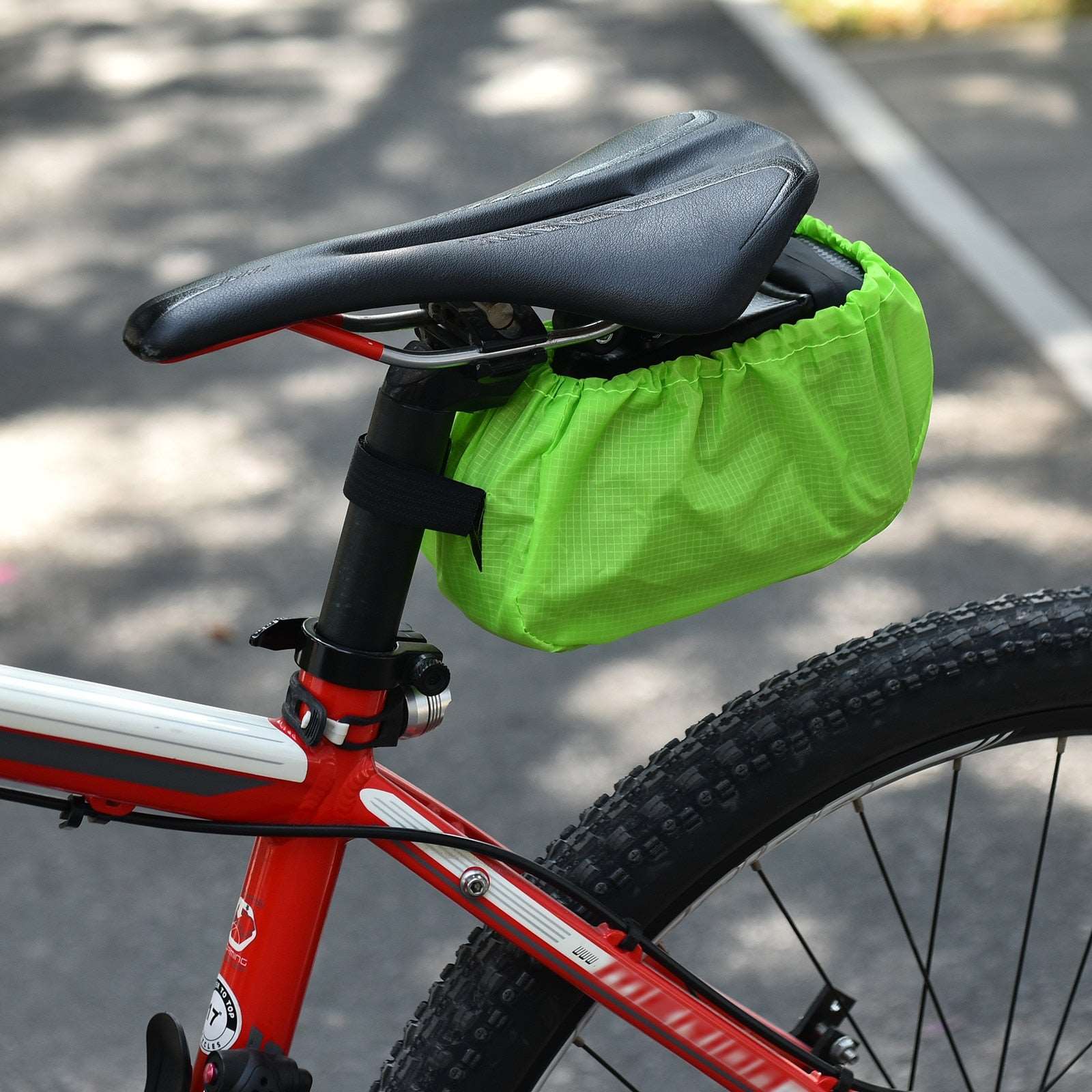 Sacoche selle de vélo à coque rigide avec feu arrière